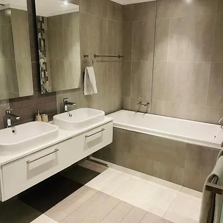 Executive And Spacious Apartments In Masingita Towers Sandton Johannesburg Exterior photo